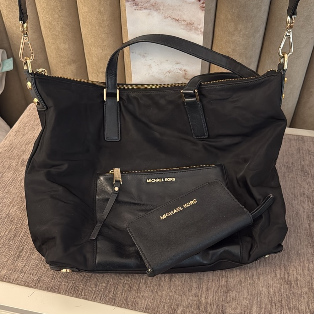 Michael Kors bundle of tote bag and wallet - Picture 2 of 15